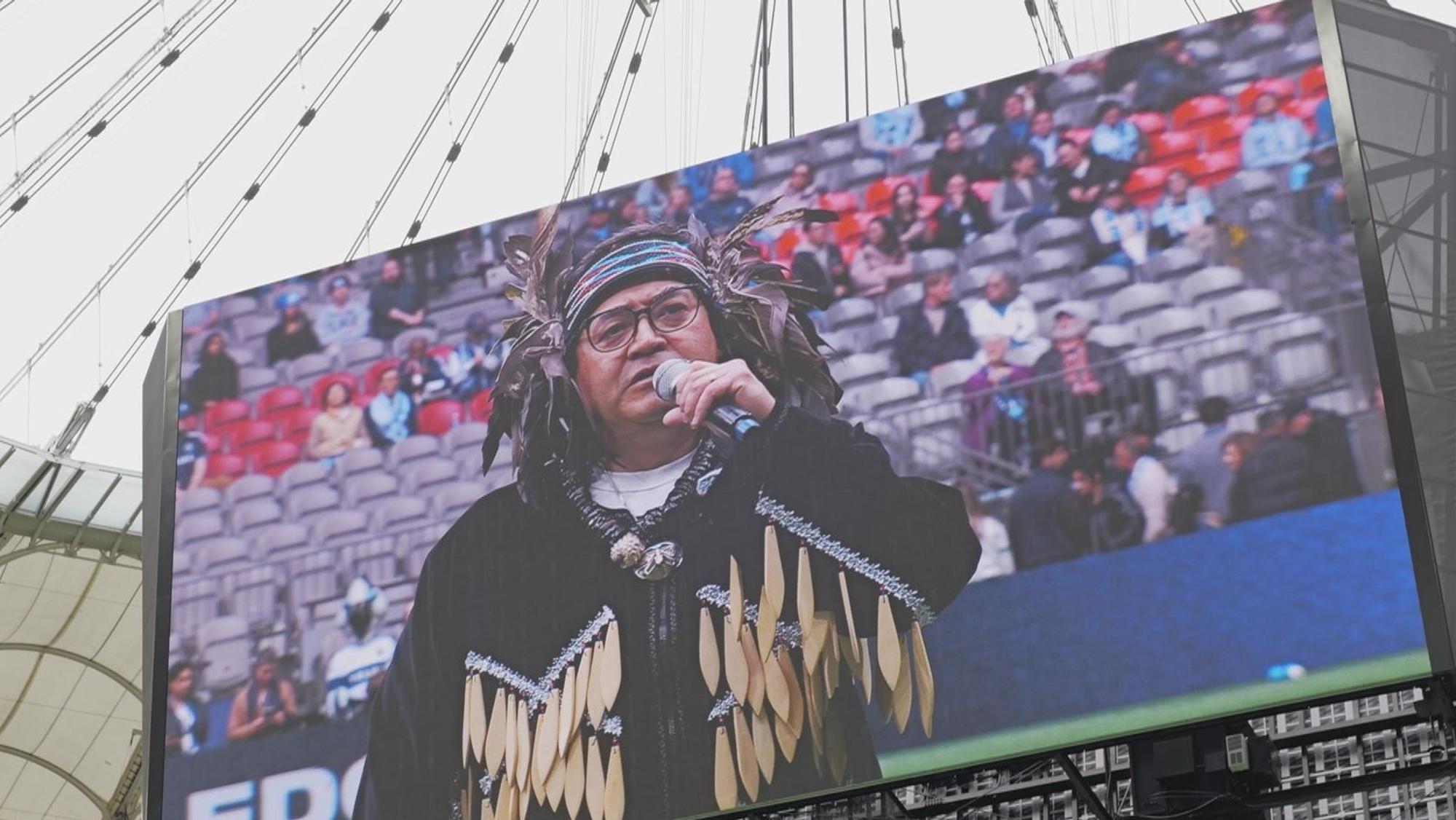 Trotz allem: Wilson Williams, Chairman der indigenen Squamish, freut sich auf die WM: „Wir kommen zusammen für die Kraft des Sports“, sagt er in der ZDF-Doku „Foulspiel unter Freunden“. (Bild: ZDF/Brian Dentz)