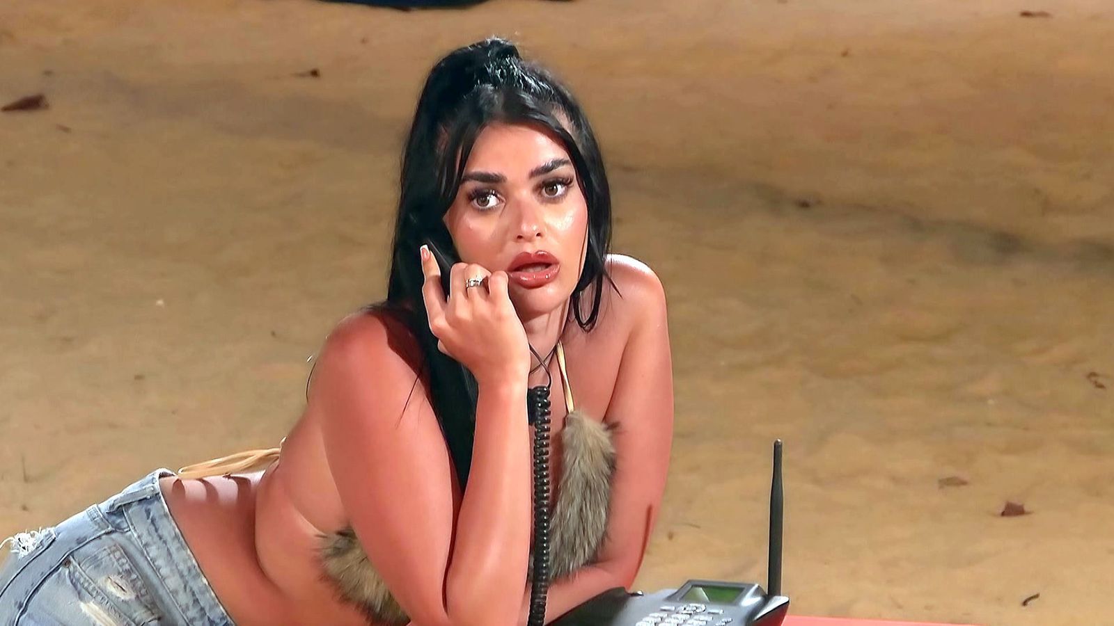 In den beiden letzten Tagen wurde gnadenlos und zügig ausgesiebt. Elsa Latifaj ging leider als Telefon und musste sofort die Koffer packen. Da waren's nur noch acht. (Bild: RTLZWEI)