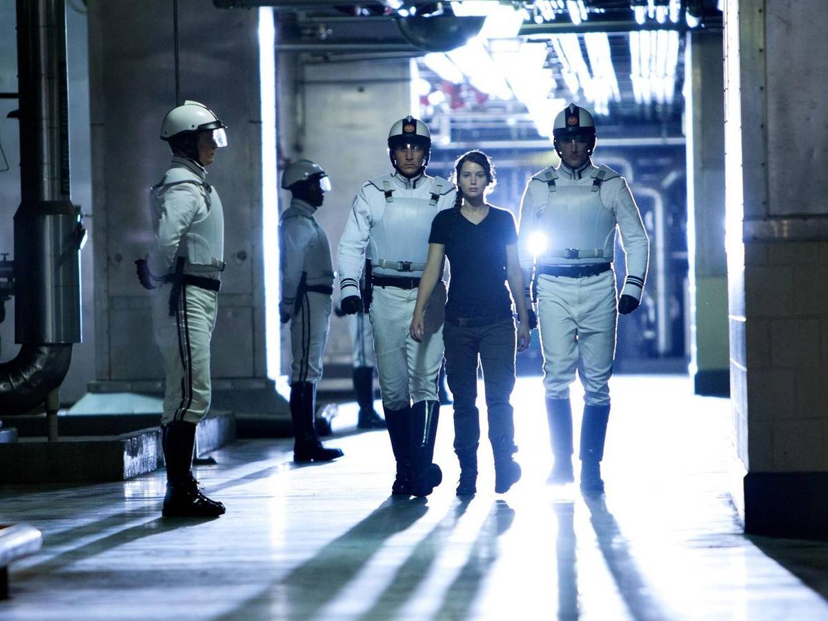 Katniss (Jennifer Lawrence) muss sich in der Arena nicht nur vor ihren Gegnern in Acht nehmen. (Bild: Studiocanal GmbH)