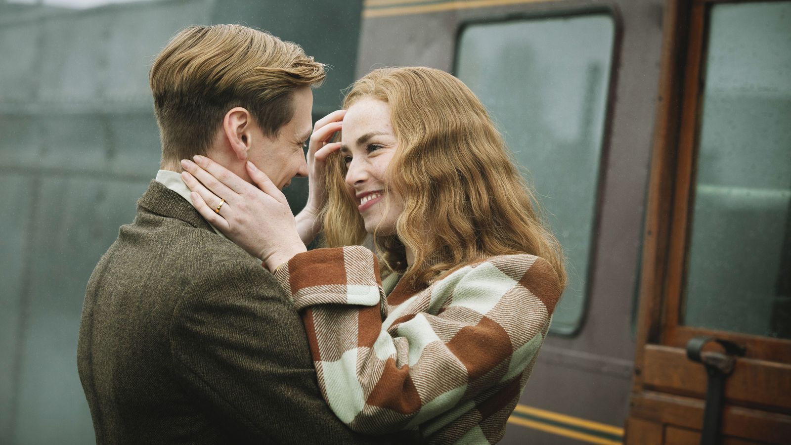 1950 heirateten Margaret und Bert Trautmann, im Film gespielt von Freya Mavor und David Kross. Ihr Sohn John kam im Alter von fünf Jahren bei einem Autounfall ums Leben, was im Film auch thematisiert wird. (Bild: ARD Degeto/Lieblingsfilm/Zephyr Films/British Film/Adrian Monaghan)