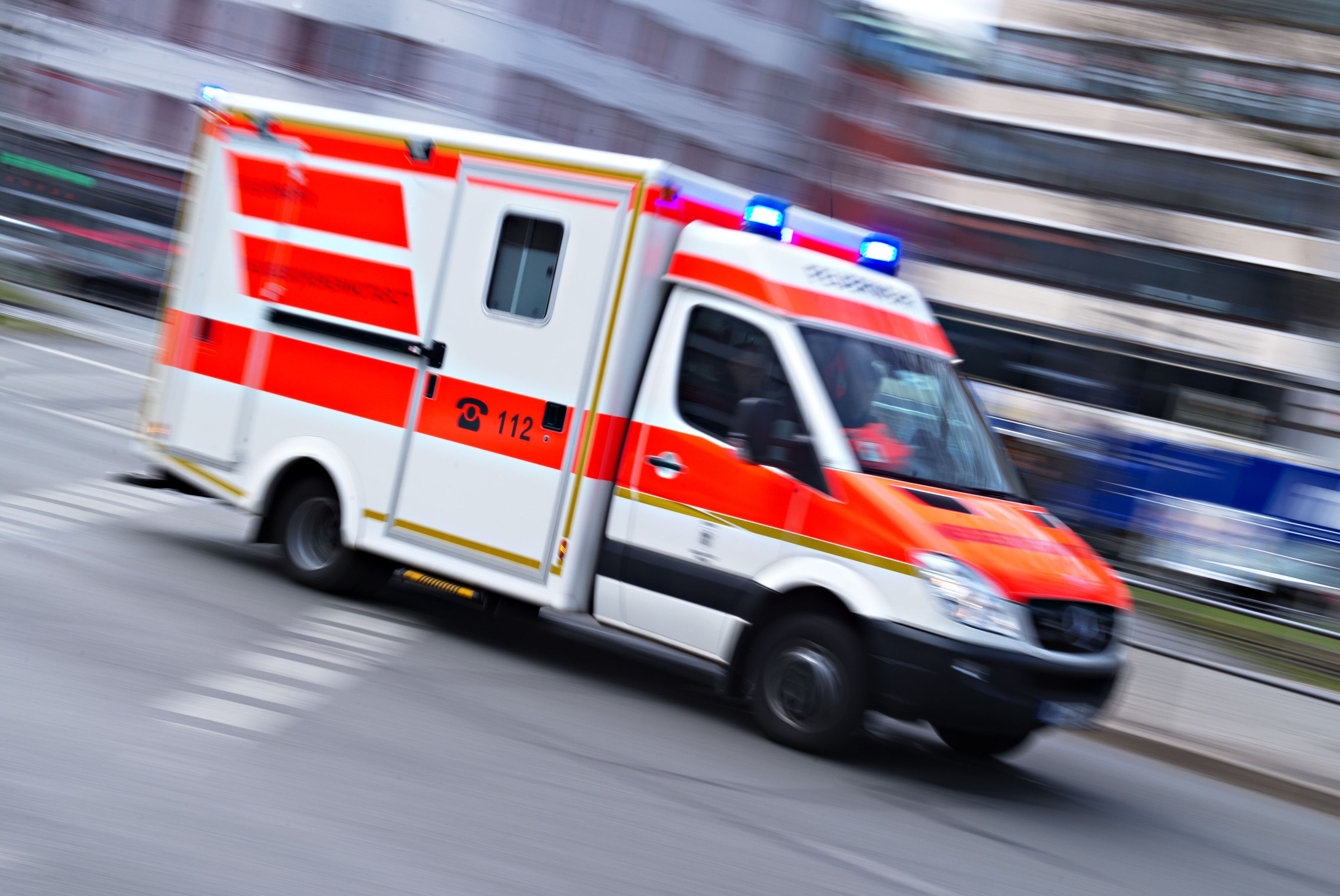 Das Symbolfoto zeigt einen Rettungswagen, der mit Blaulicht zu einem Einsatz fährt.
