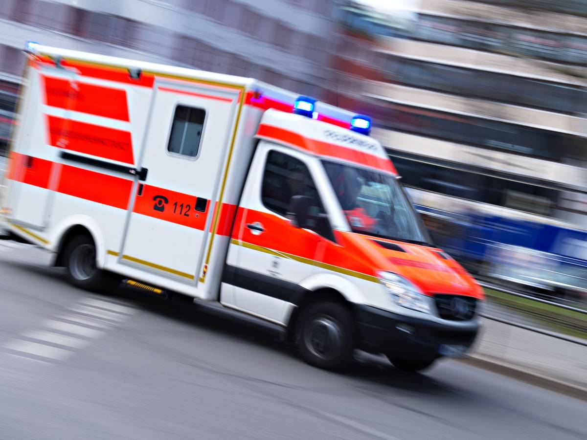 Das Symbolfoto zeigt einen Rettungswagen, der mit Blaulicht zu einem Einsatz fährt.