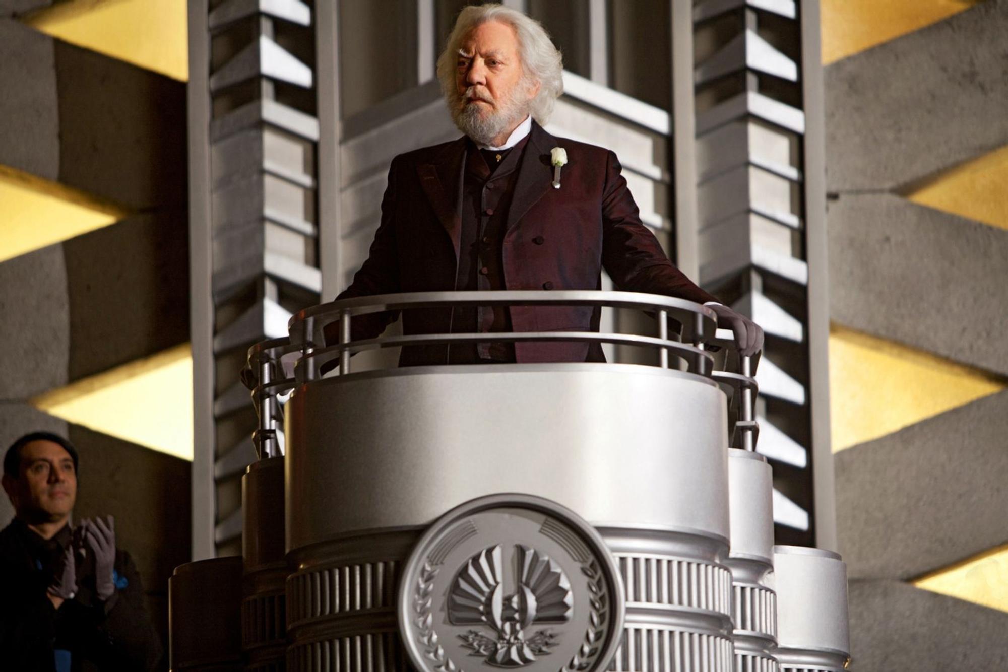Präsident Snow (Donald Sutherland) beobachtet argwöhnisch den Verlauf der Hungerspiele. (Bild: Studiocanal GmbH)