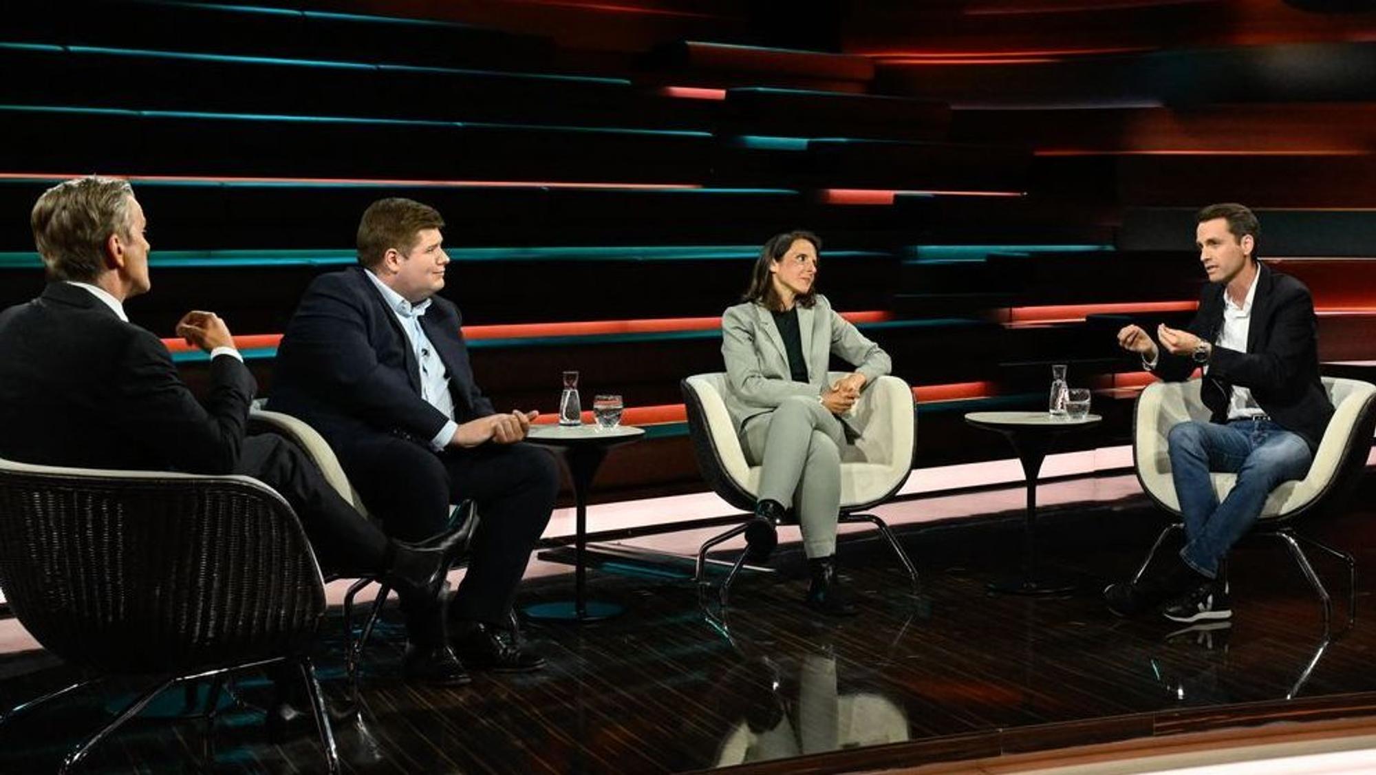 Markus Lanz (links) diskutierte am Dienstagabend mit CDU-Politiker Johannes Volkmann (zweiter von links), Journalistin Marina Kormbaki (zweite von rechts) und Grünen-Politiker Andreas Audretsch. (Bild: ZDF / Markus Hertrich)