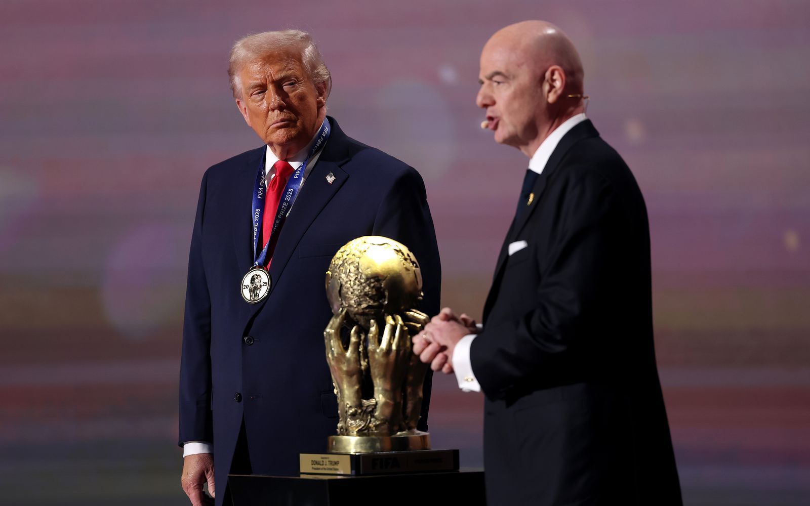 Best Buddys: FIFA-Präsident Gianni Infantino (rechts) zeichnete US-Präsident Donald Trump mit dem eigens für diesen erfundenen FIFA-Friedenspreis aus.  (Bild: 2025 Getty Images/Patrick Smith)
