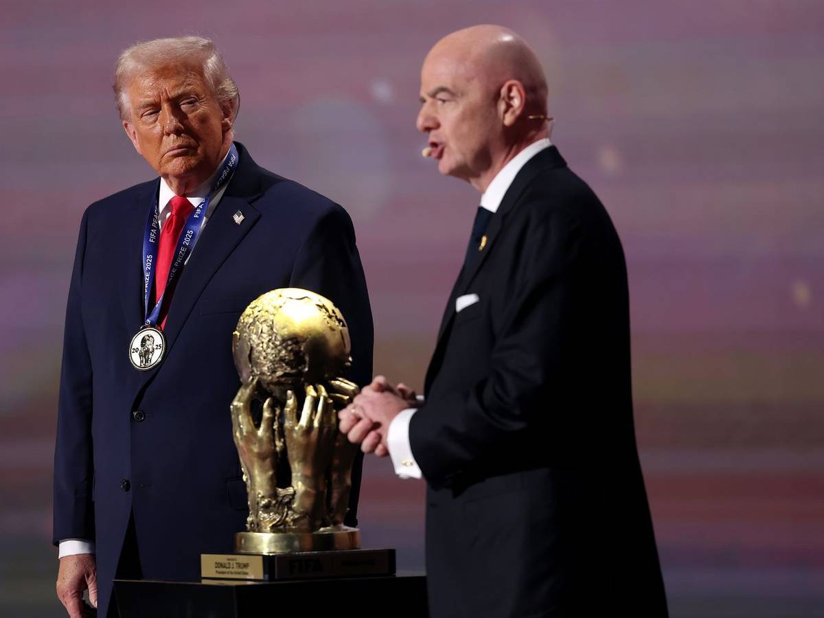 Best Buddys: FIFA-Präsident Gianni Infantino (rechts) zeichnete US-Präsident Donald Trump mit dem eigens für diesen erfundenen FIFA-Friedenspreis aus. (Bild: 2025 Getty Images/Patrick Smith)