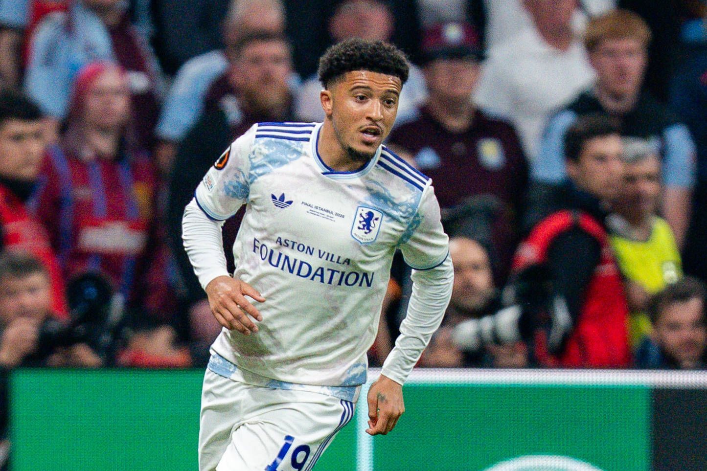 Jadon Sancho im Trikot von Aston Villa.