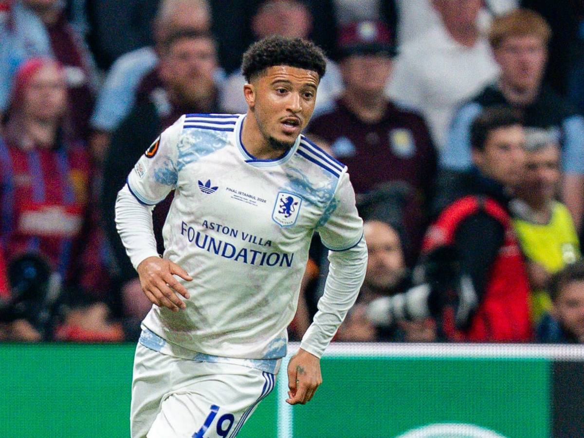 Jadon Sancho im Trikot von Aston Villa.