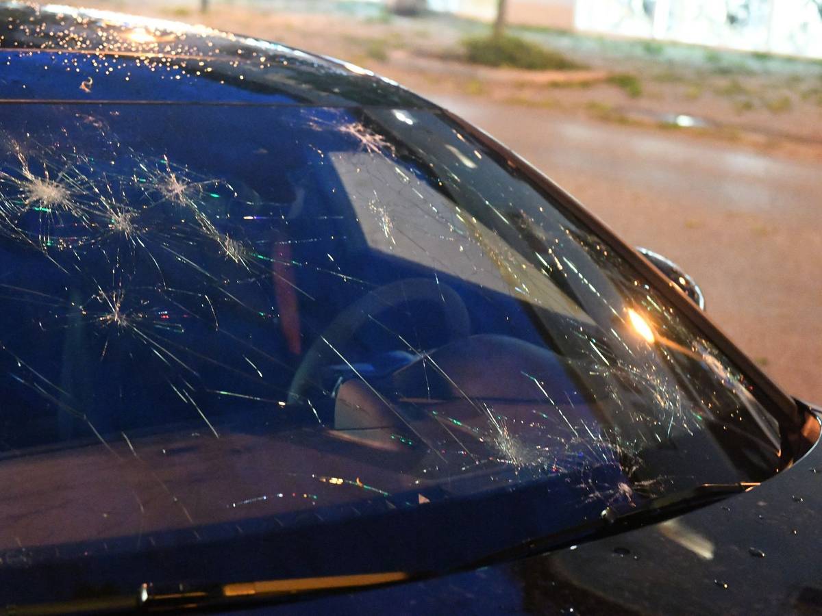 Eine durch Hagel beschädigte Frontscheibe eines Autos