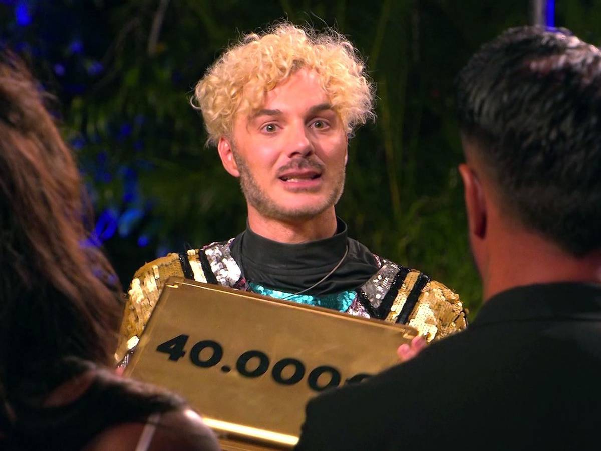 Mit 23 Münzen gewinnt Sam vor Sarah (21) und Kate (20). Vor Glück und als Dank schenkt er jedem der letzten fünf Mitstreiter 2.000 Euro aus der Siegprämie. (Bild: RTLZWEI)