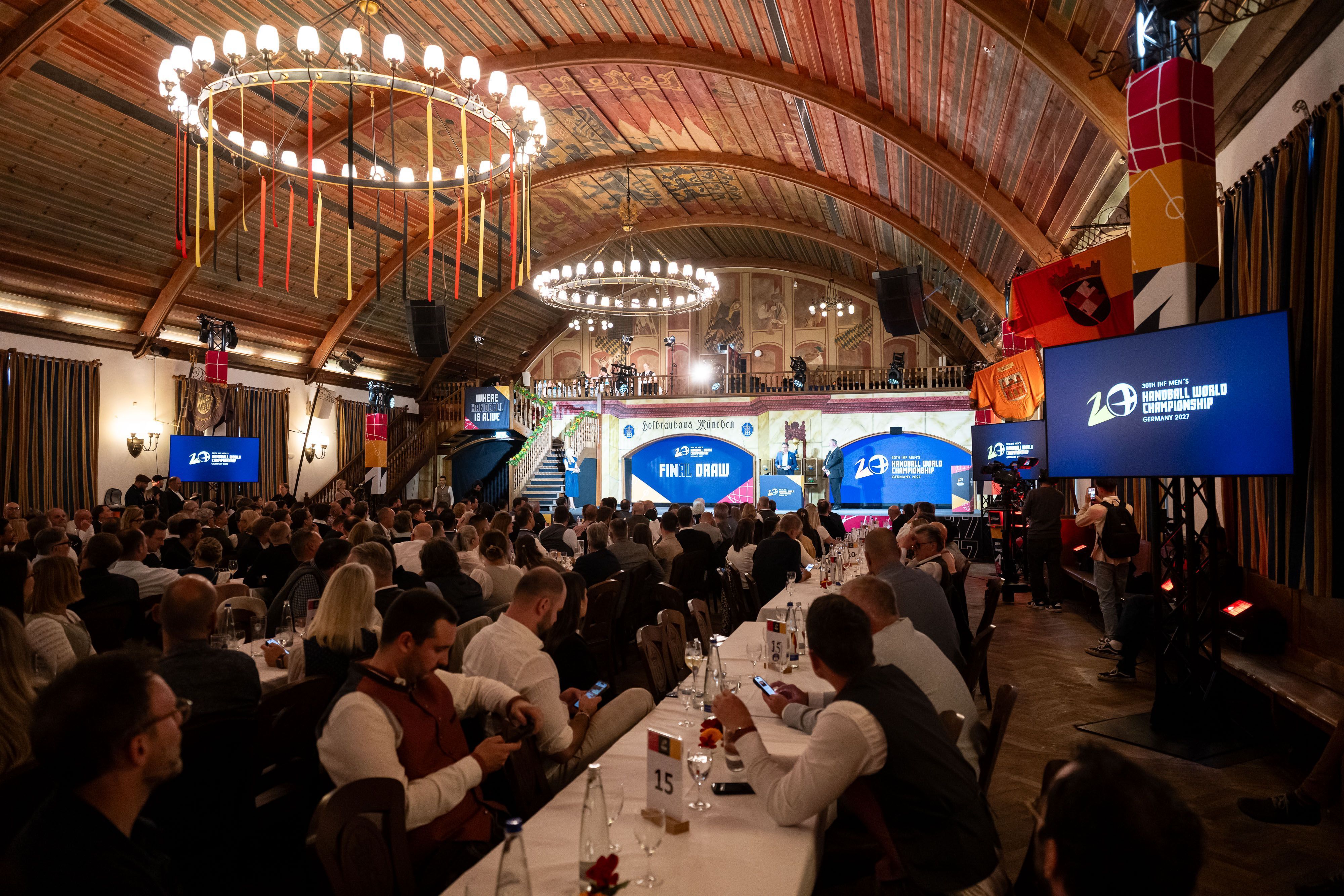 Die WM-Auslosung der Vorrunden-Gruppen für die Weltmeisterschaft 2027 fand im Hofbräuhaus in München statt.