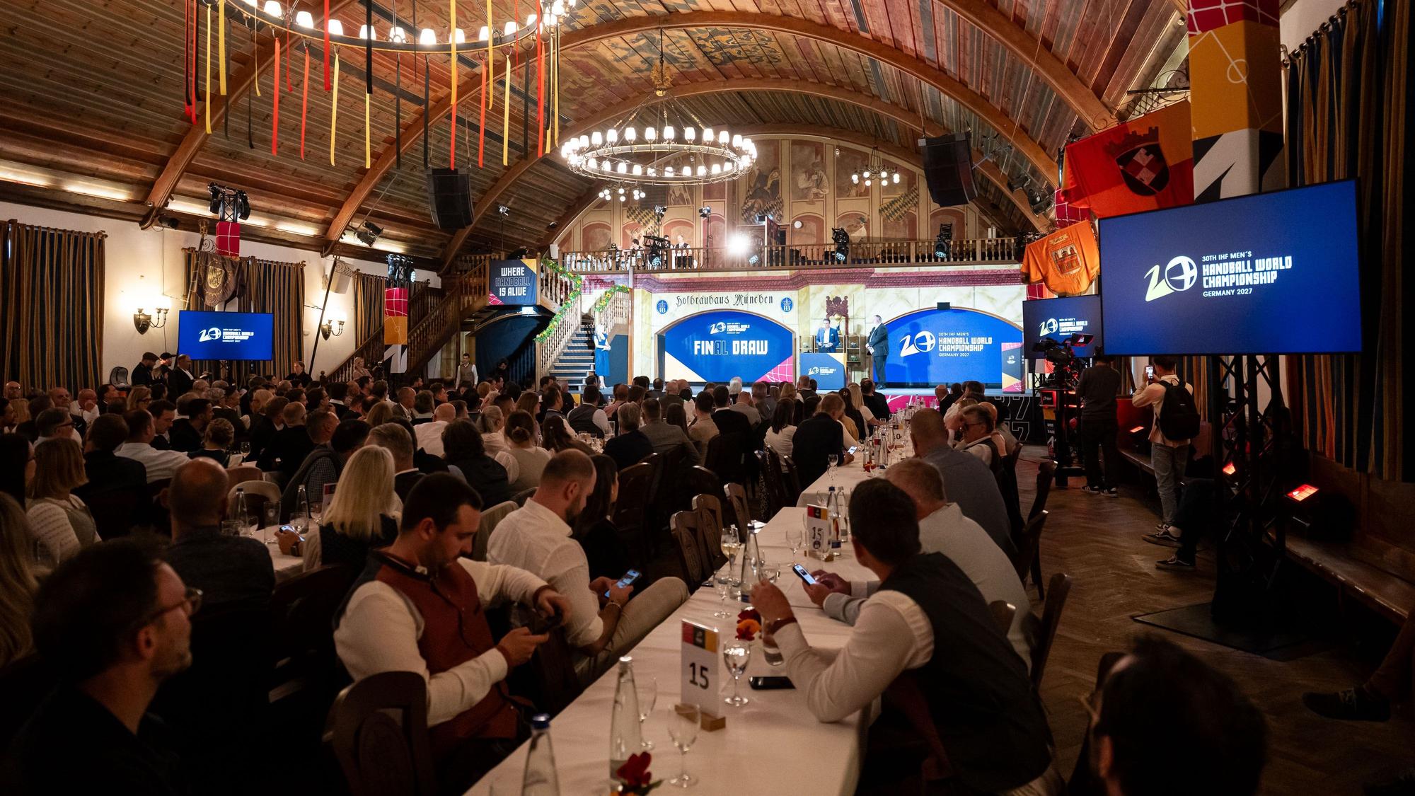 Die WM-Auslosung der Vorrunden-Gruppen für die Weltmeisterschaft 2027 fand im Hofbräuhaus in München statt.