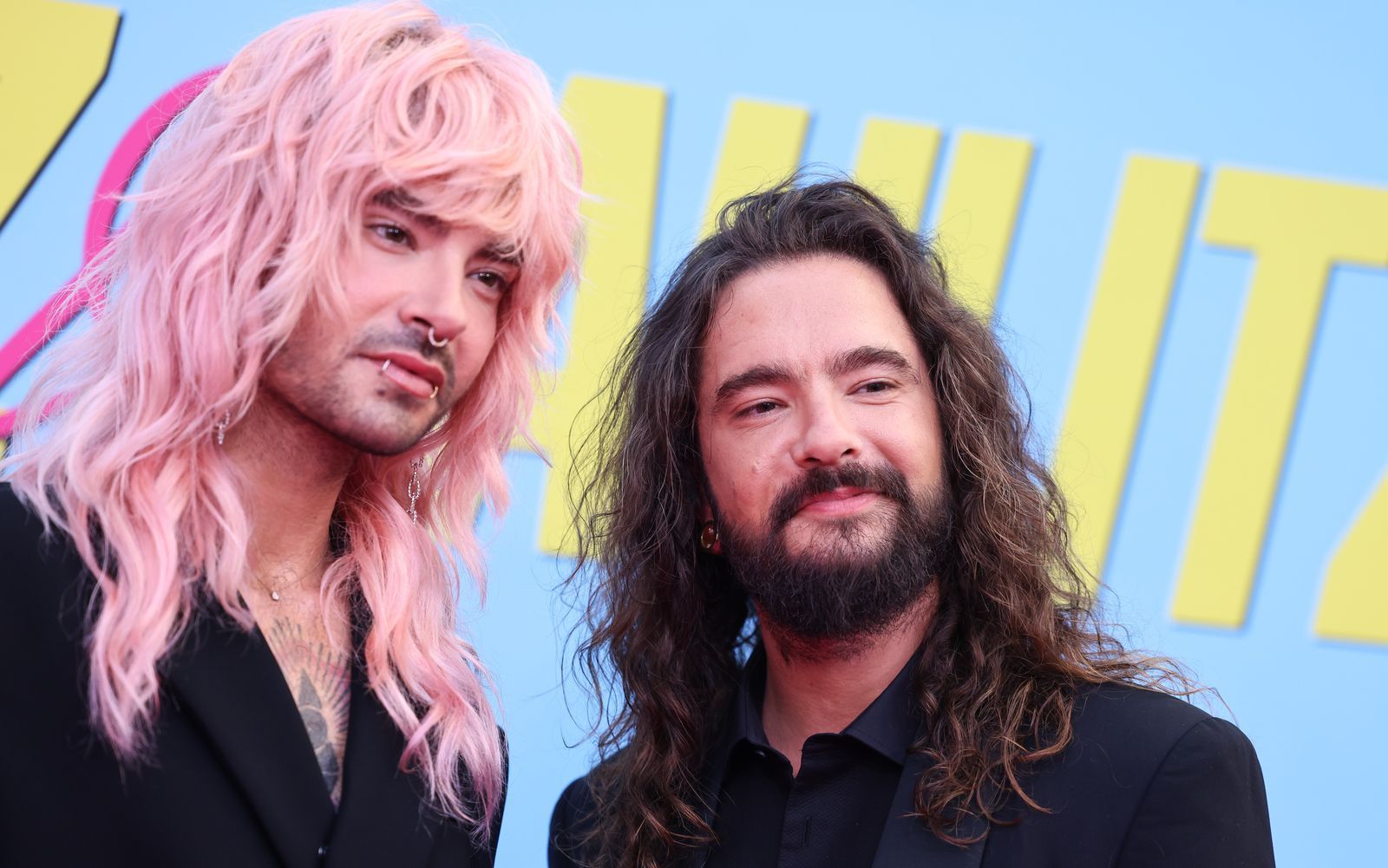 In ihrem Podcast „Kaulitz Hills“ sprechen Bill (links) und Tom Kaulitz offen darüber, dass sie sich unter anderen Promis oft fehl am Platz fühlen. (Bild: 2024 Getty Images/Gerald Matzka)