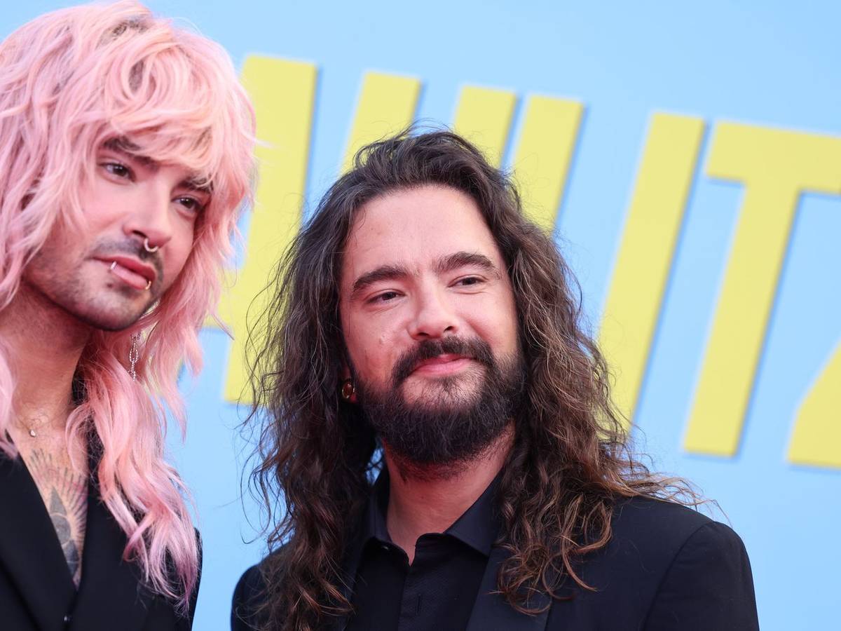 In ihrem Podcast „Kaulitz Hills“ sprechen Bill (links) und Tom Kaulitz offen darüber, dass sie sich unter anderen Promis oft fehl am Platz fühlen. (Bild: 2024 Getty Images/Gerald Matzka)