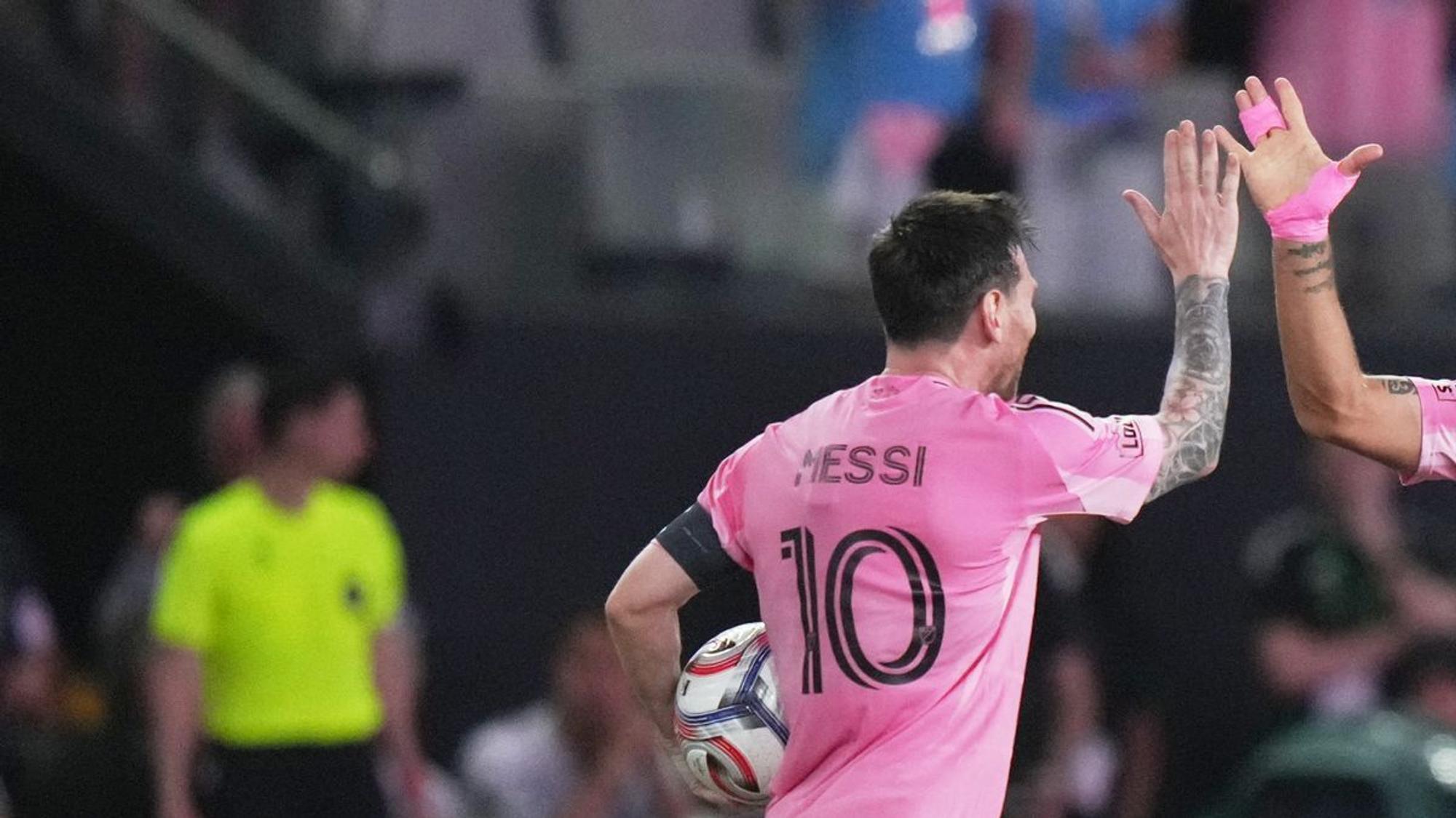 Lionel Messi (l) und Luis Suárez