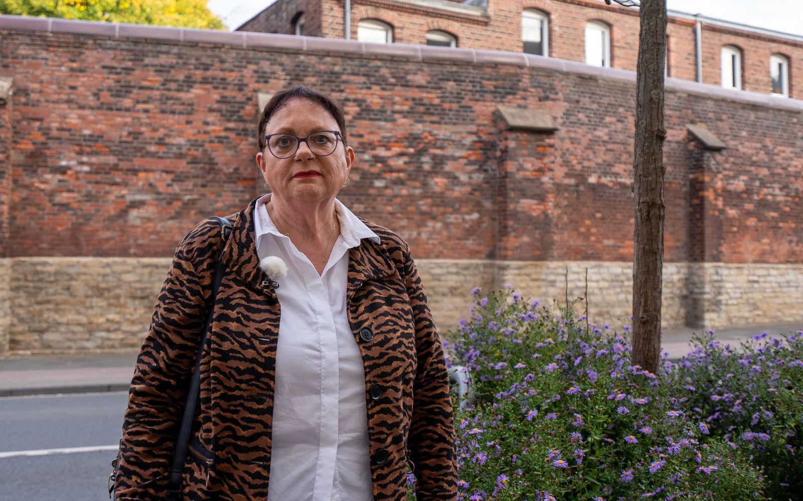 „Meine Schwester ist meine Mutter“, erzählt Ulrike M. Dierkes in der ZDF-Reportage „37°: Kein Kind der Liebe“. (Bild: ZDF / Florian Stege)