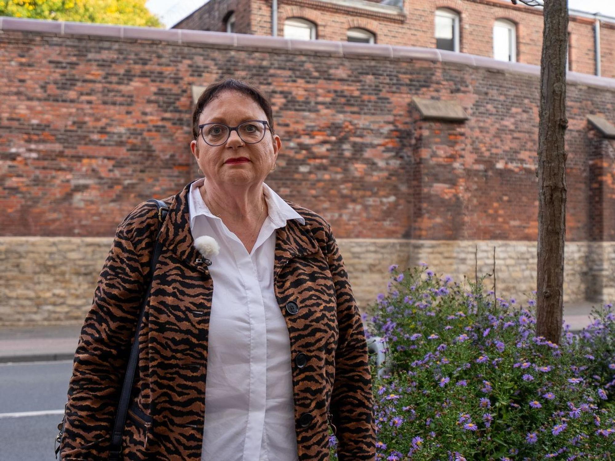 „Meine Schwester ist meine Mutter“, erzählt Ulrike M. Dierkes in der ZDF-Reportage „37°: Kein Kind der Liebe“. (Bild: ZDF / Florian Stege)