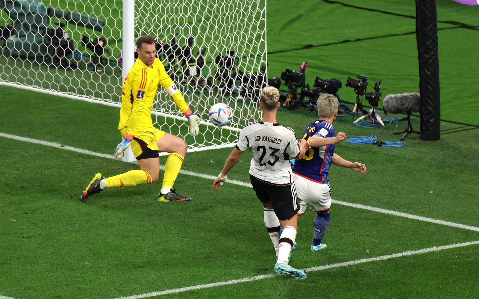 Japans Takuma Asano entwischt Nico Schlotterbeck und trifft gegen Manuel Neuer. Die Szene und ihr mediales Echo verfolgte den deutschen Abwehrspieler noch lange. (Bild: 2022 Getty Images/Dean Mouhtaropoulos)