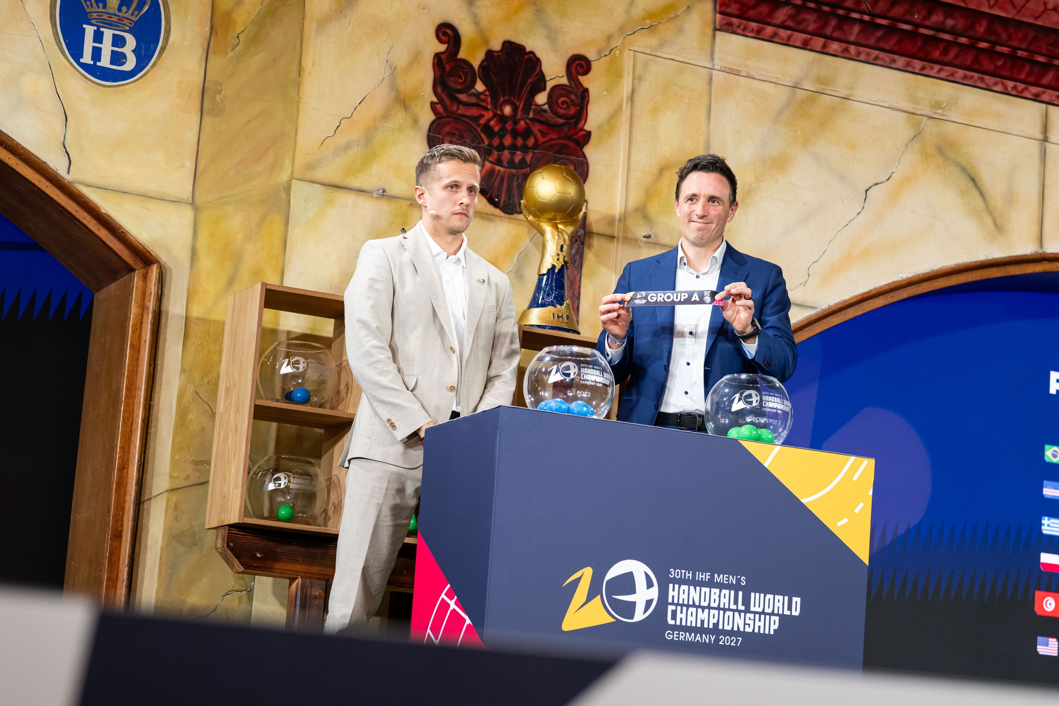 Der Eishockeyspieler Dominik Kahun und der ehemalige Handballspieler und IHF-Funktionär Pascal Jenny bei der Auslosung.