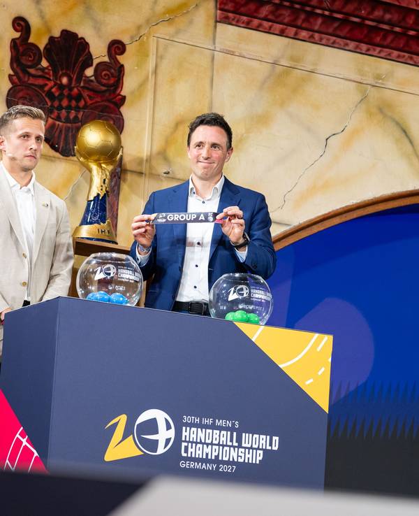 Der Eishockeyspieler Dominik Kahun und der ehemalige Handballspieler und IHF-Funktionär Pascal Jenny bei der Auslosung.