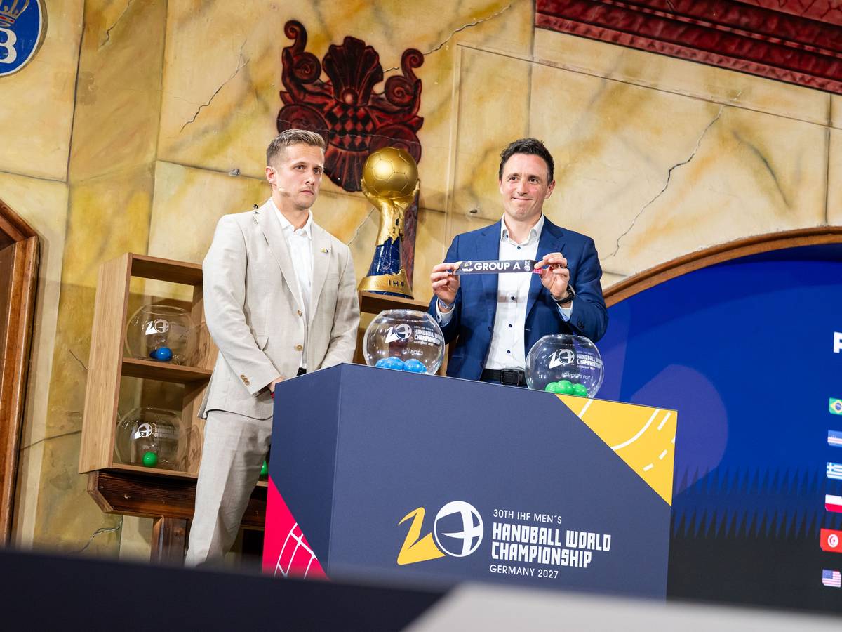 Der Eishockeyspieler Dominik Kahun und der ehemalige Handballspieler und IHF-Funktionär Pascal Jenny bei der Auslosung.