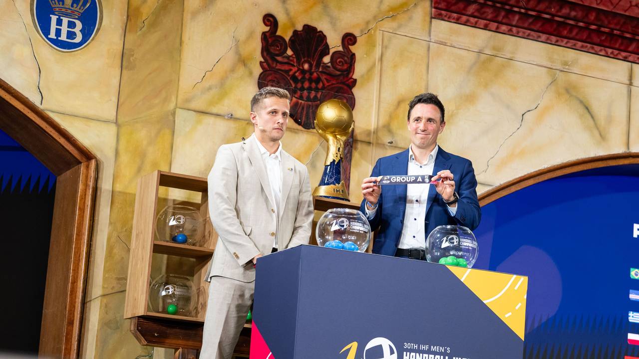 Der Eishockeyspieler Dominik Kahun und der ehemalige Handballspieler und IHF-Funktionär Pascal Jenny bei der Auslosung.