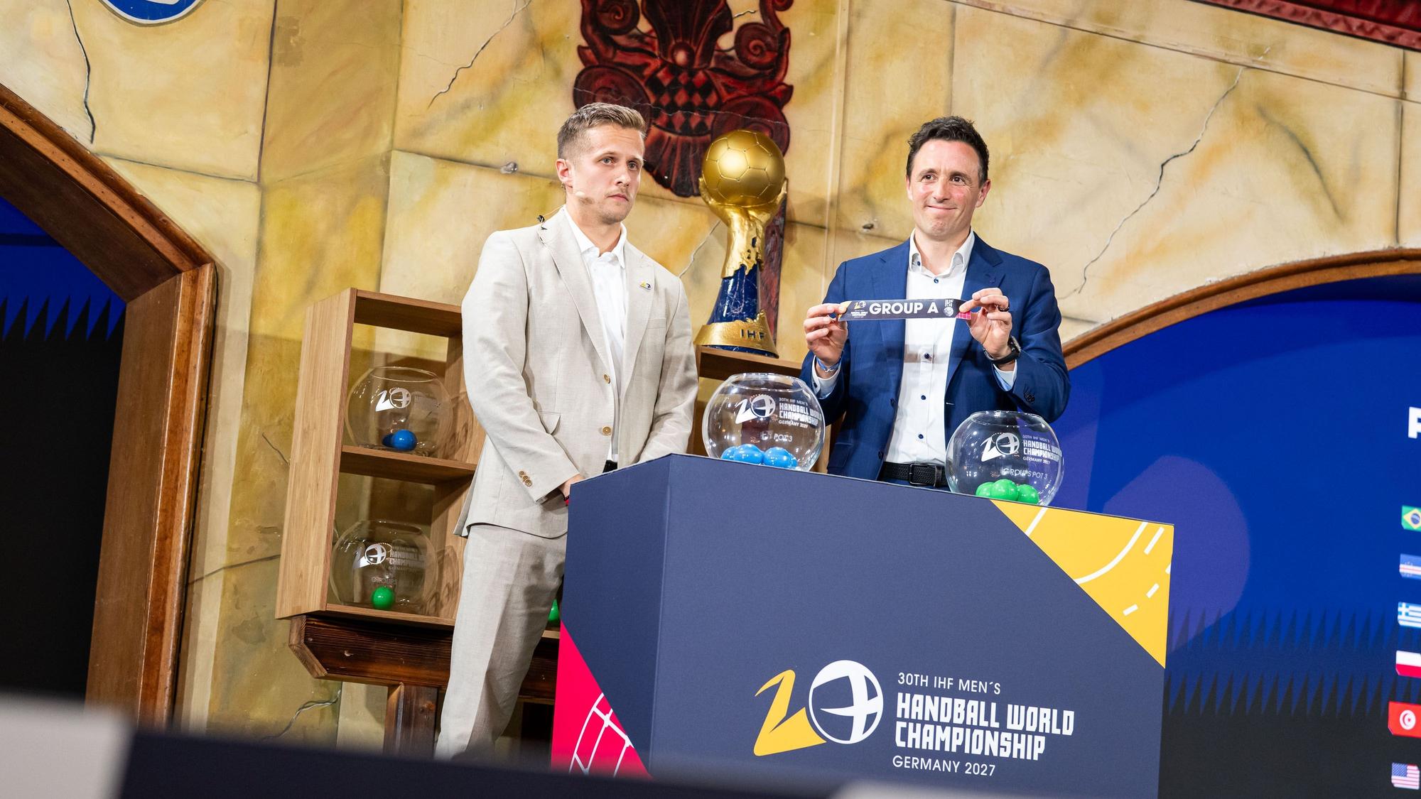 Der Eishockeyspieler Dominik Kahun und der ehemalige Handballspieler und IHF-Funktionär Pascal Jenny bei der Auslosung.