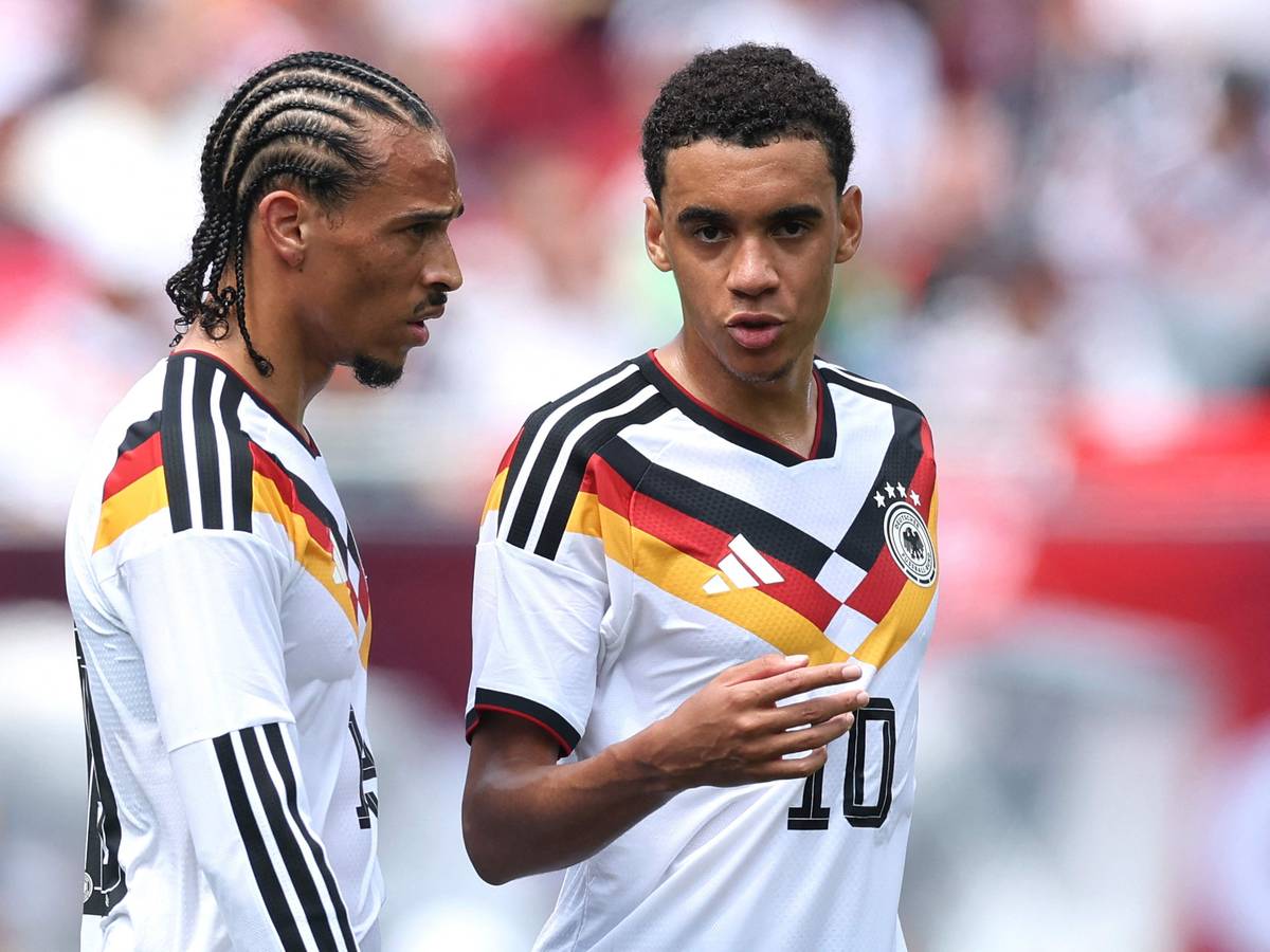 Leroy Sané und Jamal Musiala (r.) unterhalten sich auf dem Feld.