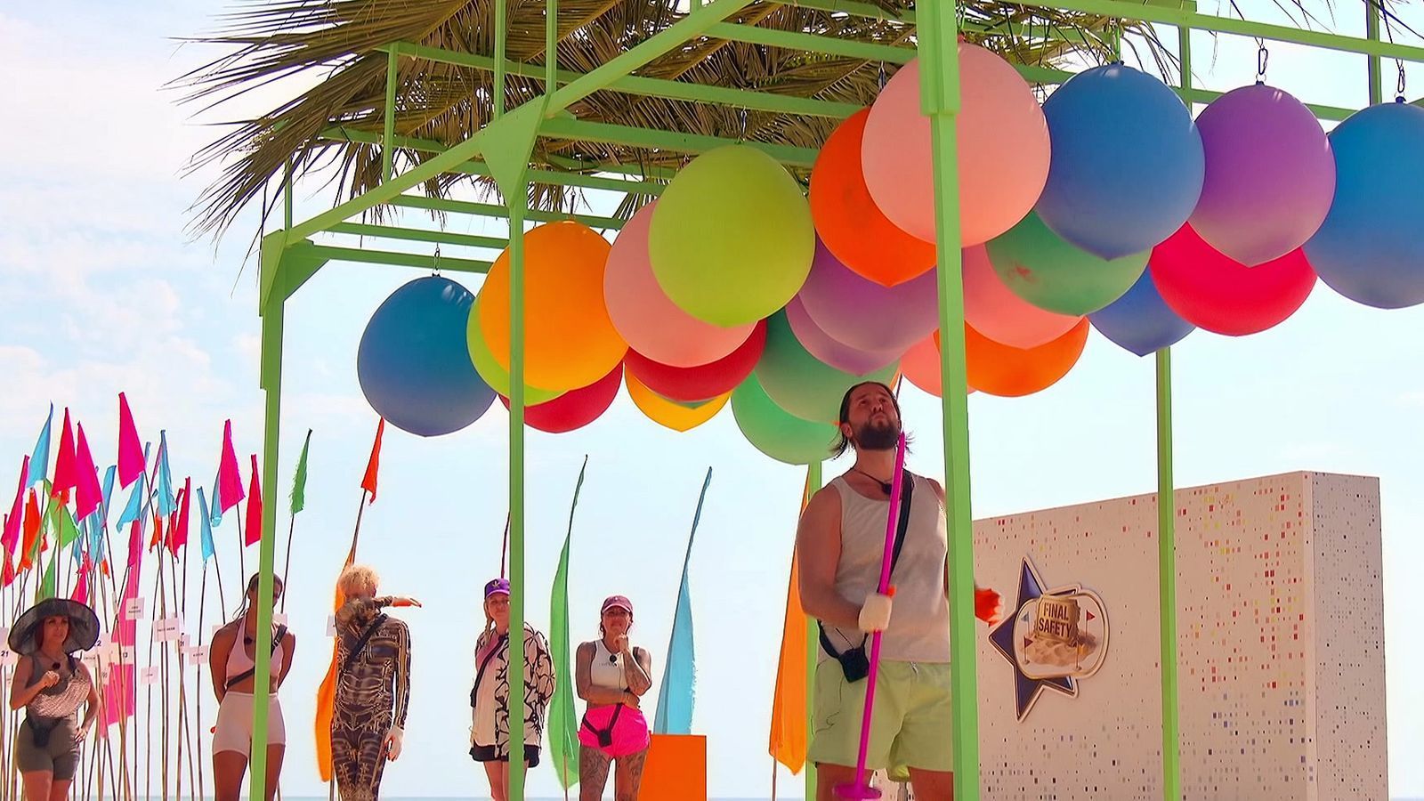 Nur wer eine Lösung findet, darf in Luftballons nach Safety-Tickets stochern. Maurice Dziwak spießt eines auf, der Glückliche. (Bild: RTLZWEI)