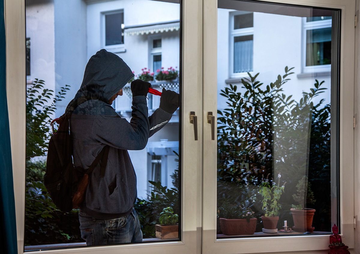 Ein eingeschlagenes Fenster nach einem Einbruch.