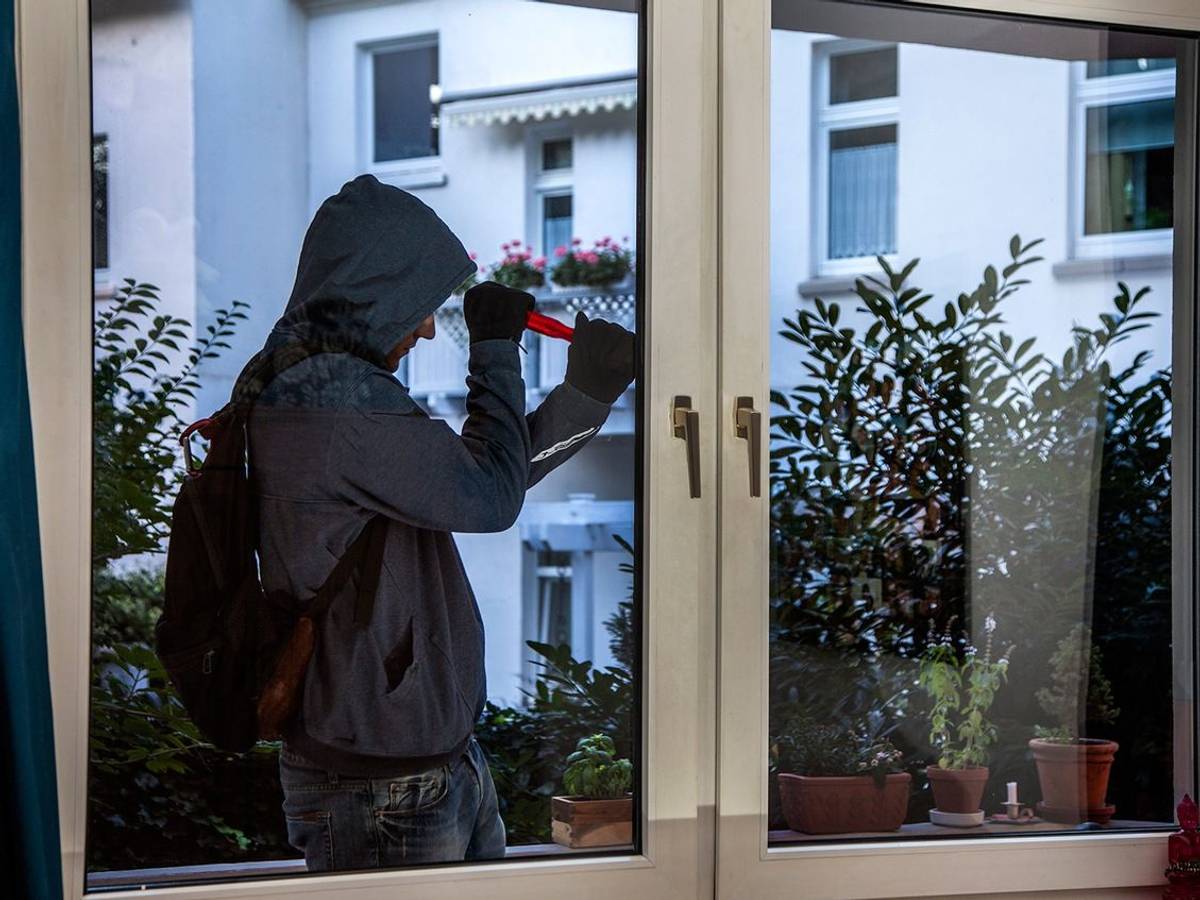 Ein eingeschlagenes Fenster nach einem Einbruch.