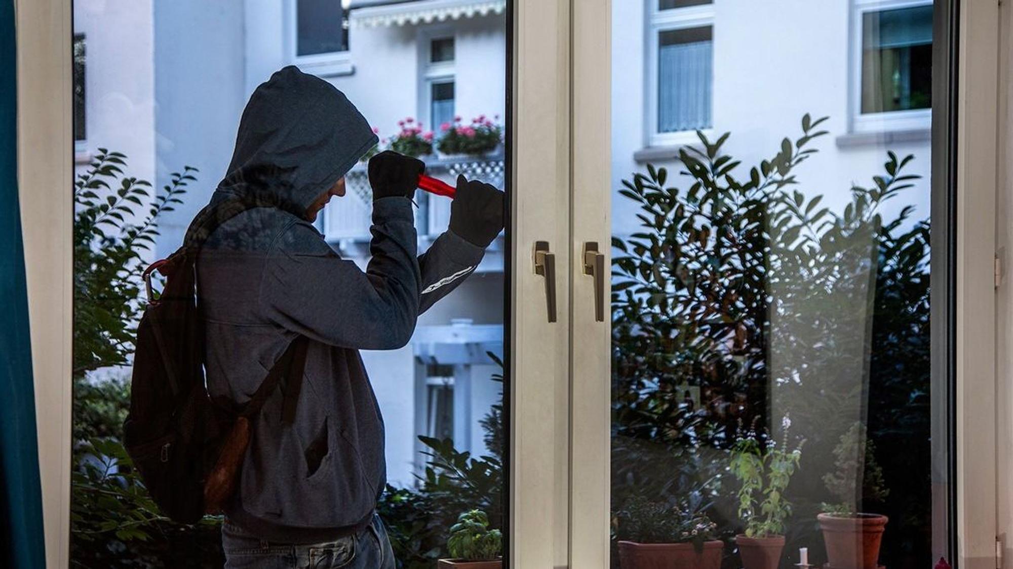 Ein eingeschlagenes Fenster nach einem Einbruch.