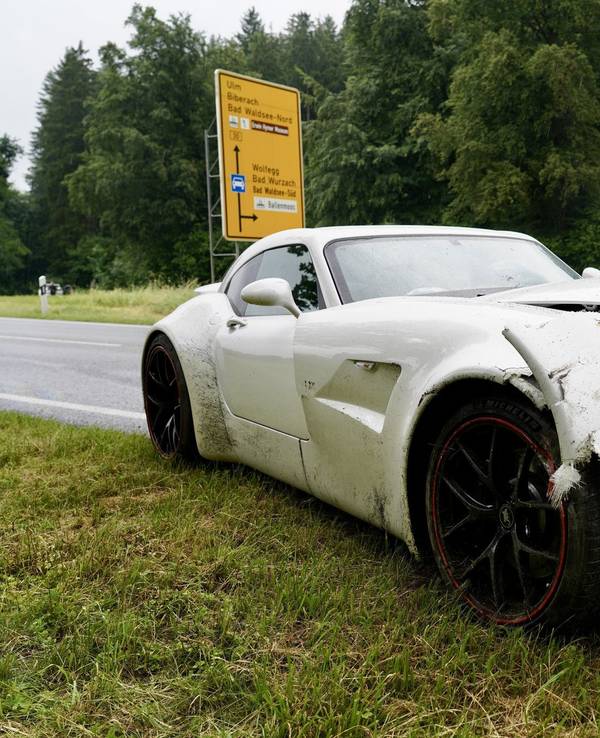 Senior fährt teuren Sportwagen gegen Leitplanke