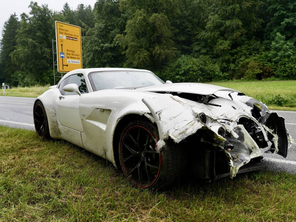Senior fährt teuren Sportwagen gegen Leitplanke