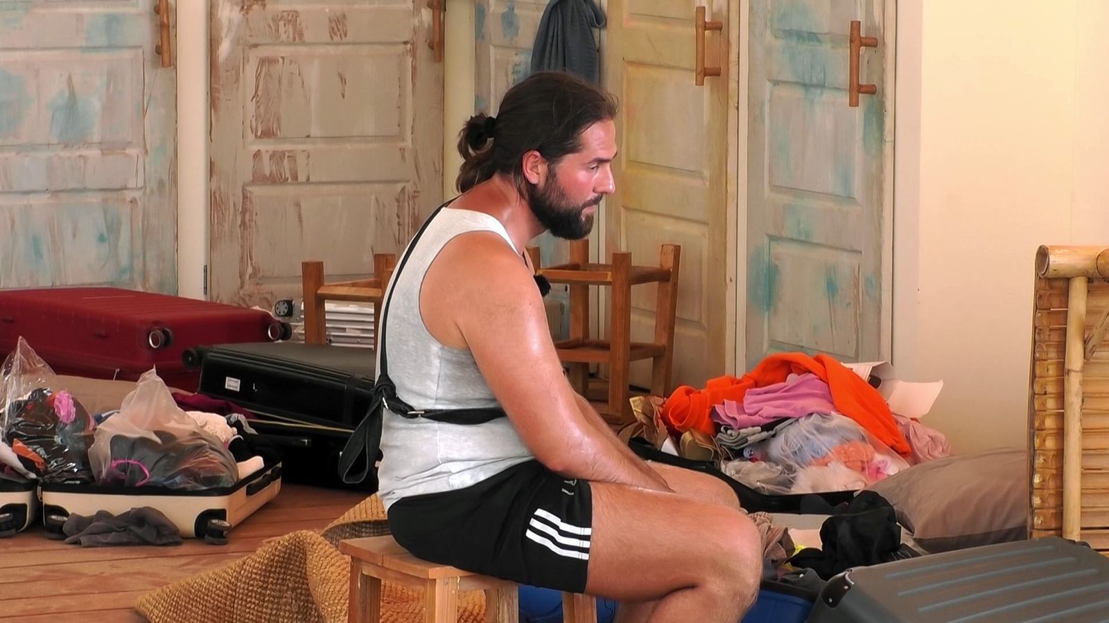 Verwüstete Sala, zerstörte Seele: Maurice hat kein Ticket gefunden und damit das Finale verpasst. Aus der Traum. (Bild: RTLZWEI)