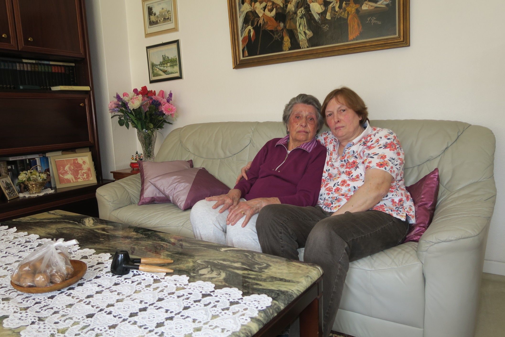 Lilly und ihre Tochter Brigitte Rostock (r.) in ihrer Wohnung in Bickendorf.