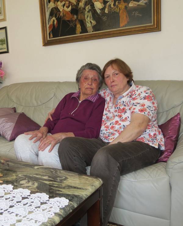 Lilly und ihre Tochter Brigitte Rostock (r.) in ihrer Wohnung in Bickendorf.