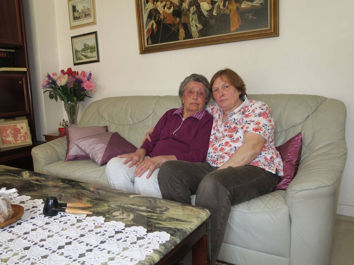 Lilly und ihre Tochter Brigitte Rostock (r.) in ihrer Wohnung in Bickendorf.