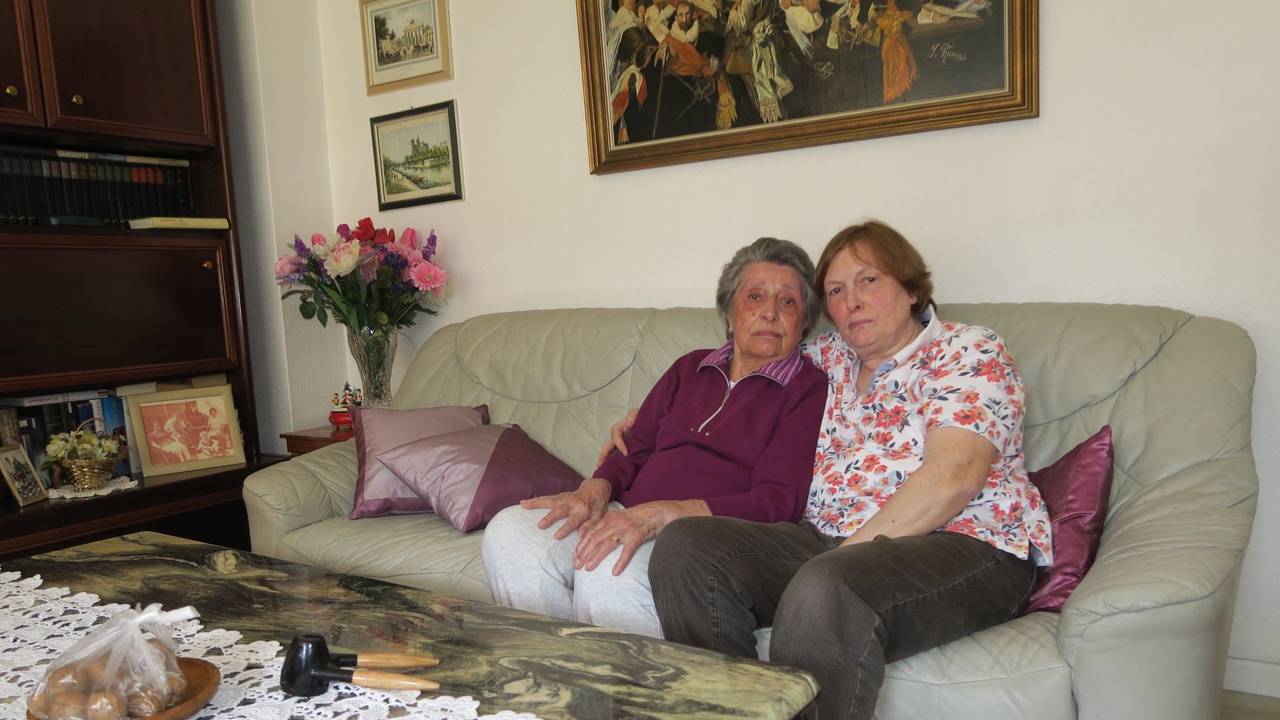 Lilly und ihre Tochter Brigitte Rostock (r.) in ihrer Wohnung in Bickendorf.