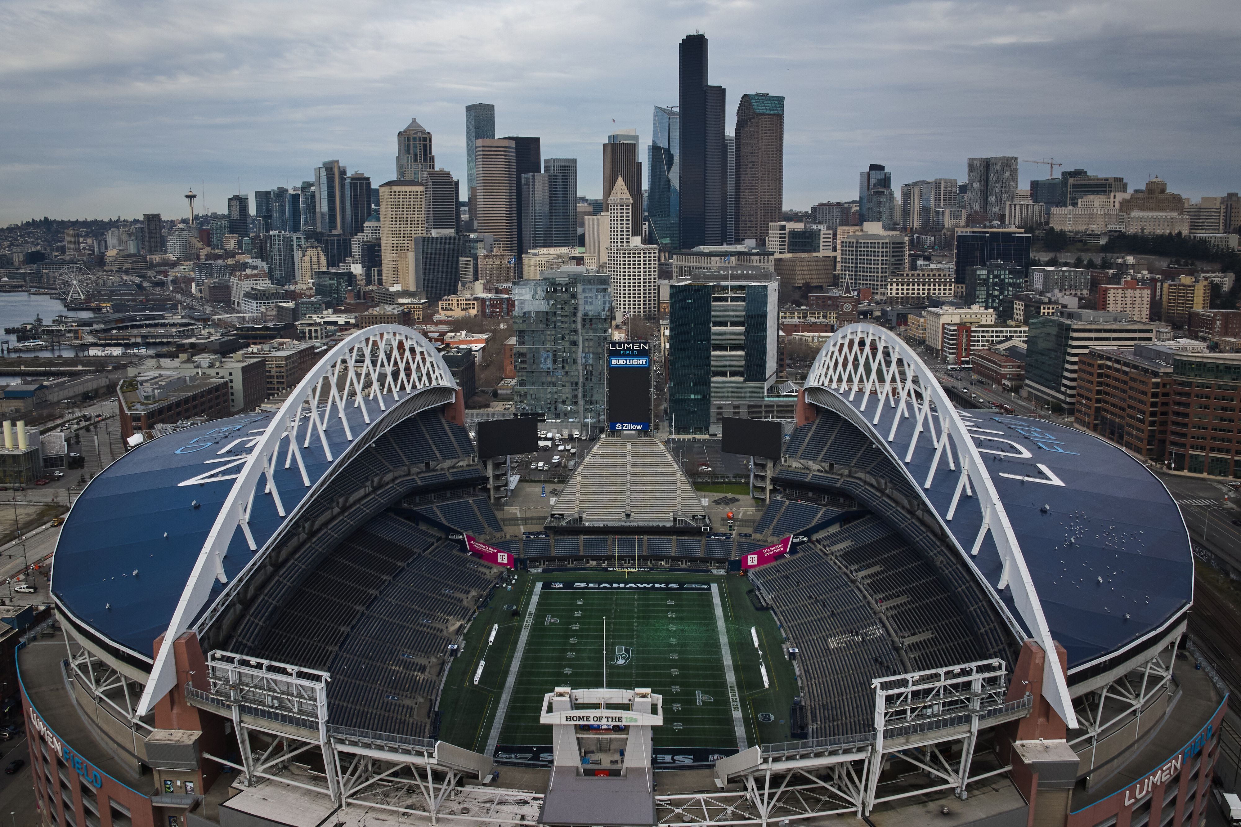 Blick auf das Lumen Field und die Skyline von Seattle.