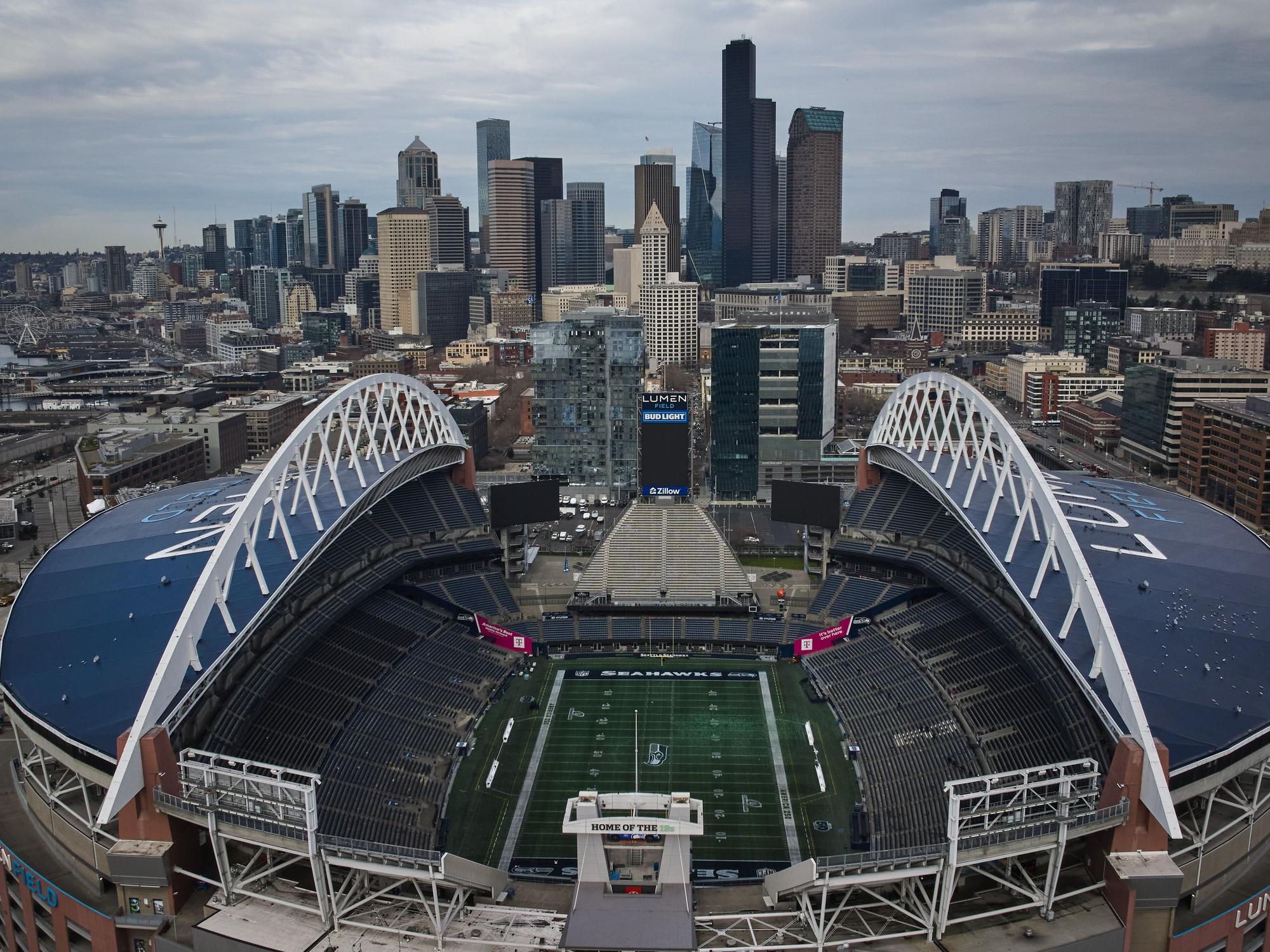 Blick auf das Lumen Field und die Skyline von Seattle.