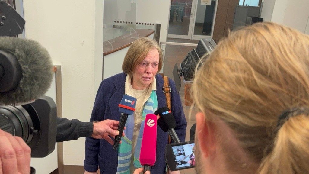 Völlig erleichtert: Brigitte Rostock nach dem Urteil im Amtsgericht.