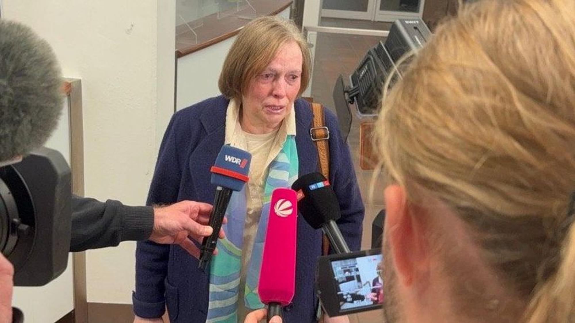 Völlig erleichtert: Brigitte Rostock nach dem Urteil im Amtsgericht.