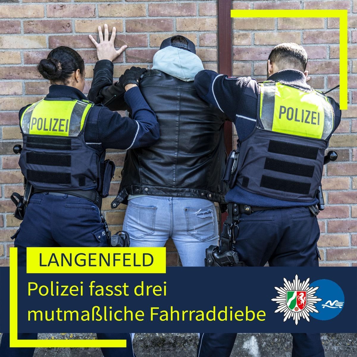 Ein Polizeiauto mit Blaulicht.