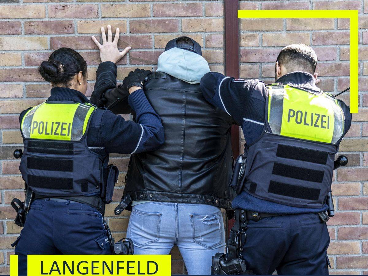 Ein Polizeiauto mit Blaulicht.