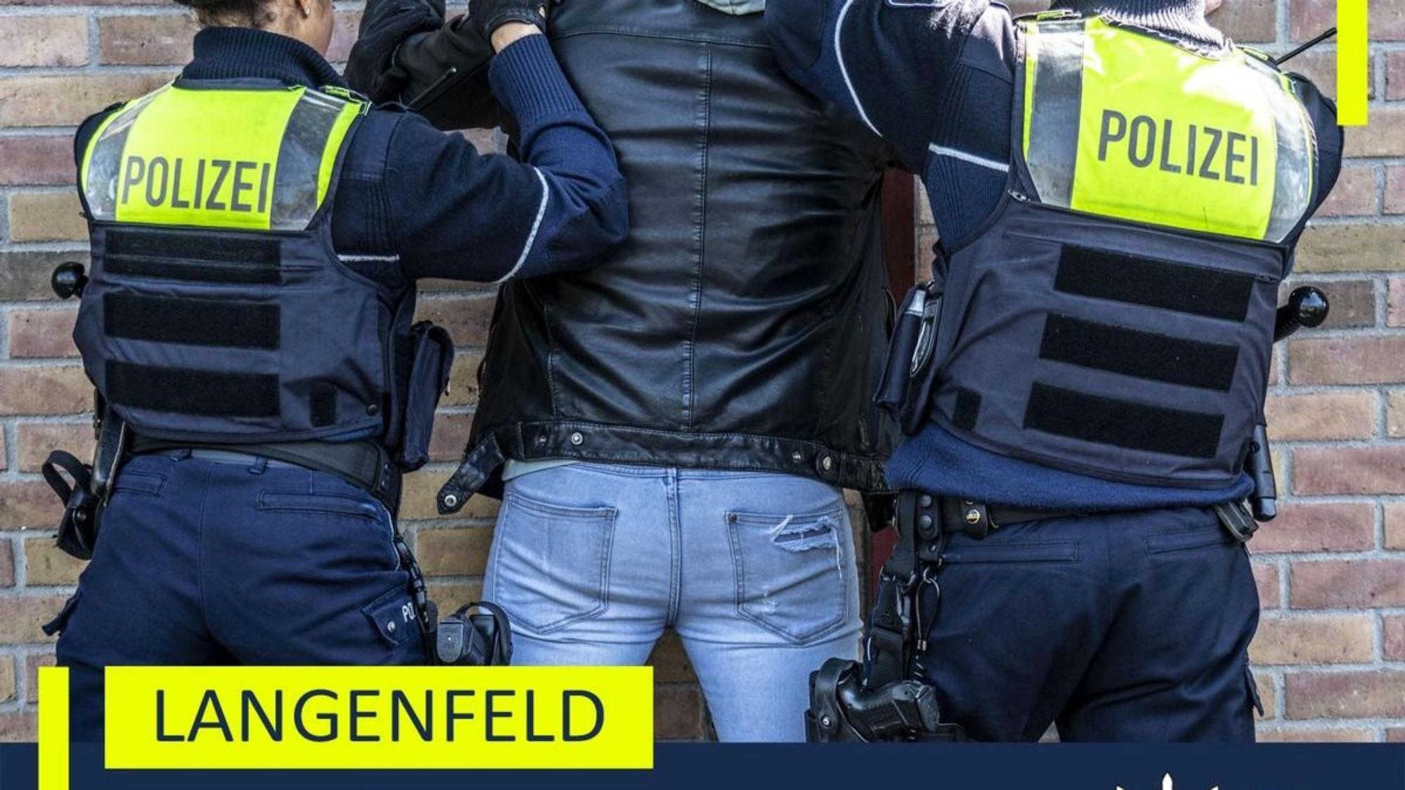 Ein Polizeiauto mit Blaulicht.