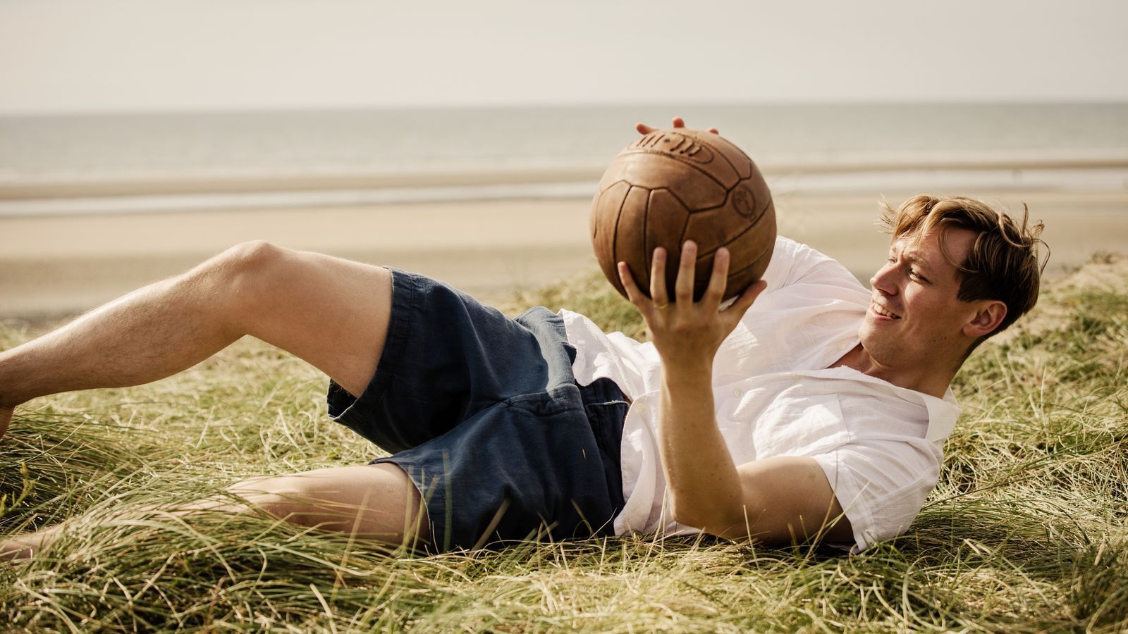 Früh stand fest, dass David Kross im Kinofilm die Rolle von Trautmann übernehmen würde. Regisseur Marcus H. Rosenmüller: „Ich hatte im Vorfeld doch wirklich vergessen, mich zu erkundigen, ob David auch Fußball spielen kann. Und wie groß war der Stein, der mir vom Herzen gefallen ist, als ich gemerkt habe, dass er Talent hat. Denn die ganzen Szenen mit einem Double zu drehen, wäre fatal gewesen.“ (Bild: ARD Degeto/Lieblingsfilm/Zephyr Films/British Film/Adrian Monaghan)
