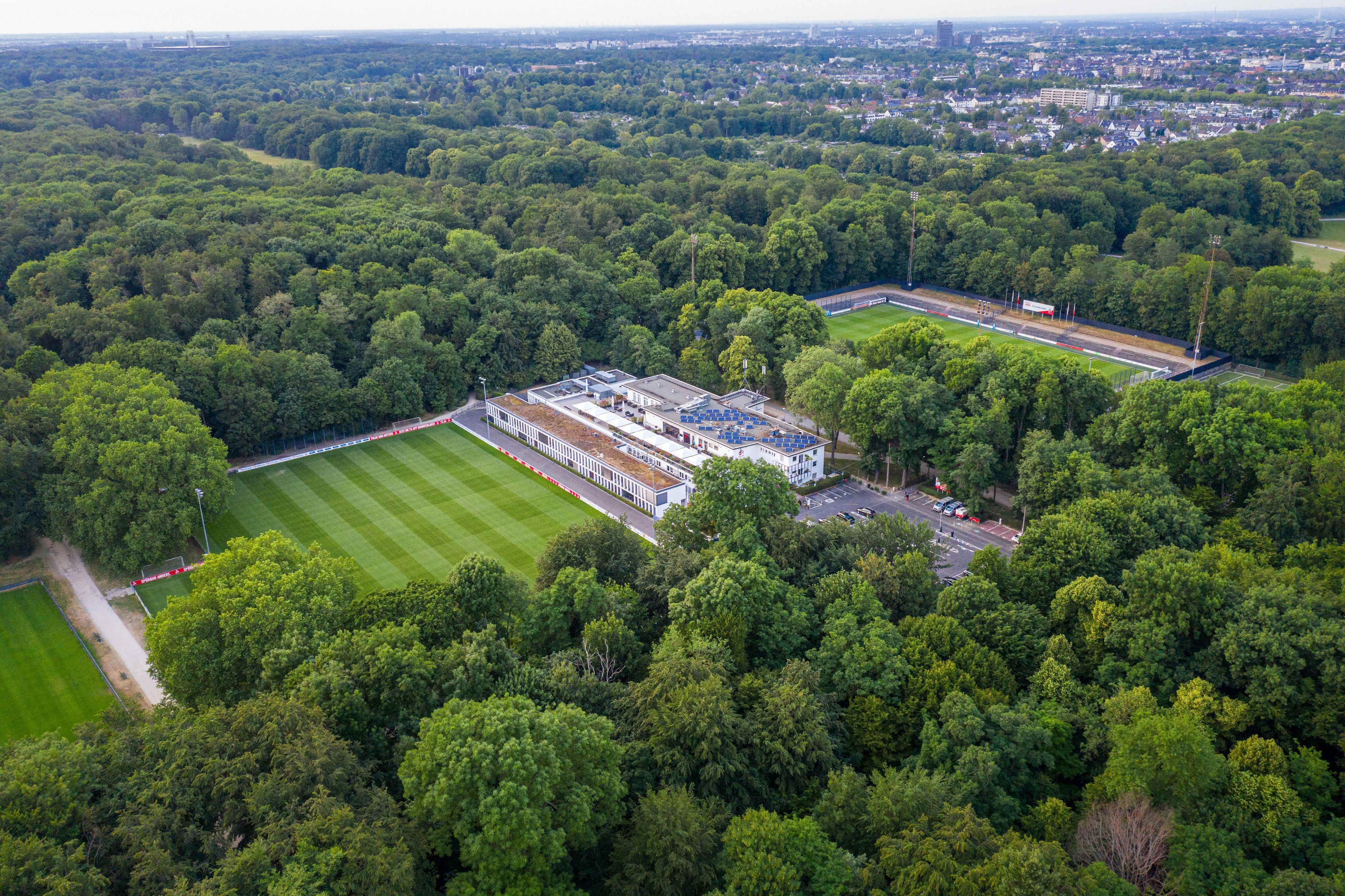 Das Geißbockheim genannte Klubhaus des Fußballverein 1. FC Köln mit dem Trainingsplatz 1 (links) und dem Franz-Kremer-Stadion (rechts) im Äußeren Grüngürtel.