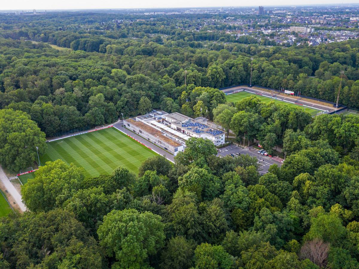 Das Geißbockheim genannte Klubhaus des Fußballverein 1. FC Köln mit dem Trainingsplatz 1 (links) und dem Franz-Kremer-Stadion (rechts) im Äußeren Grüngürtel.