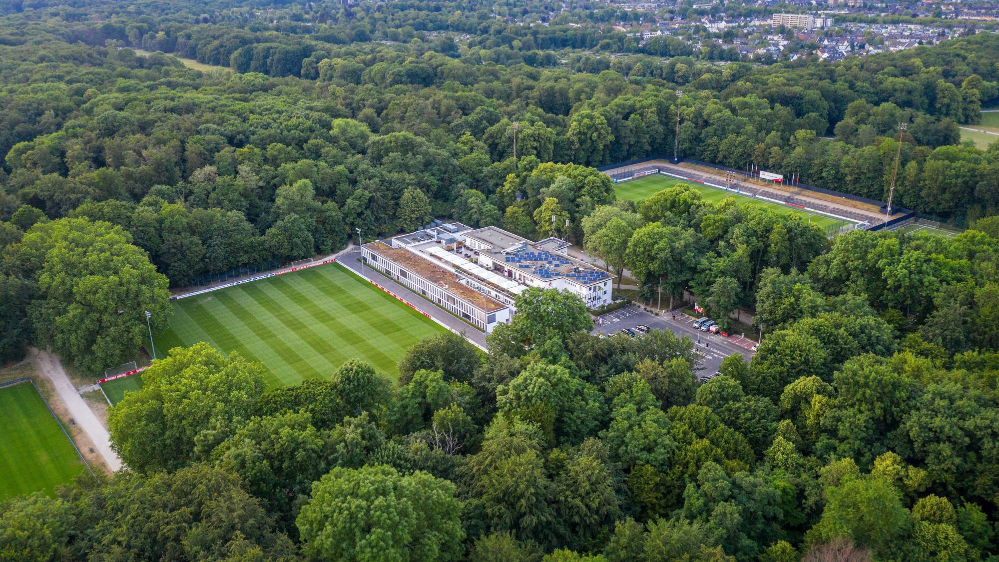 Das Geißbockheim genannte Klubhaus des Fußballverein 1. FC Köln mit dem Trainingsplatz 1 (links) und dem Franz-Kremer-Stadion (rechts) im Äußeren Grüngürtel.